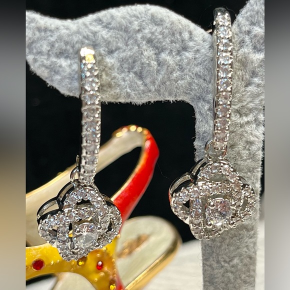 Dangle drop rhinestone earring -clover look NWOT - Picture 2 of 12